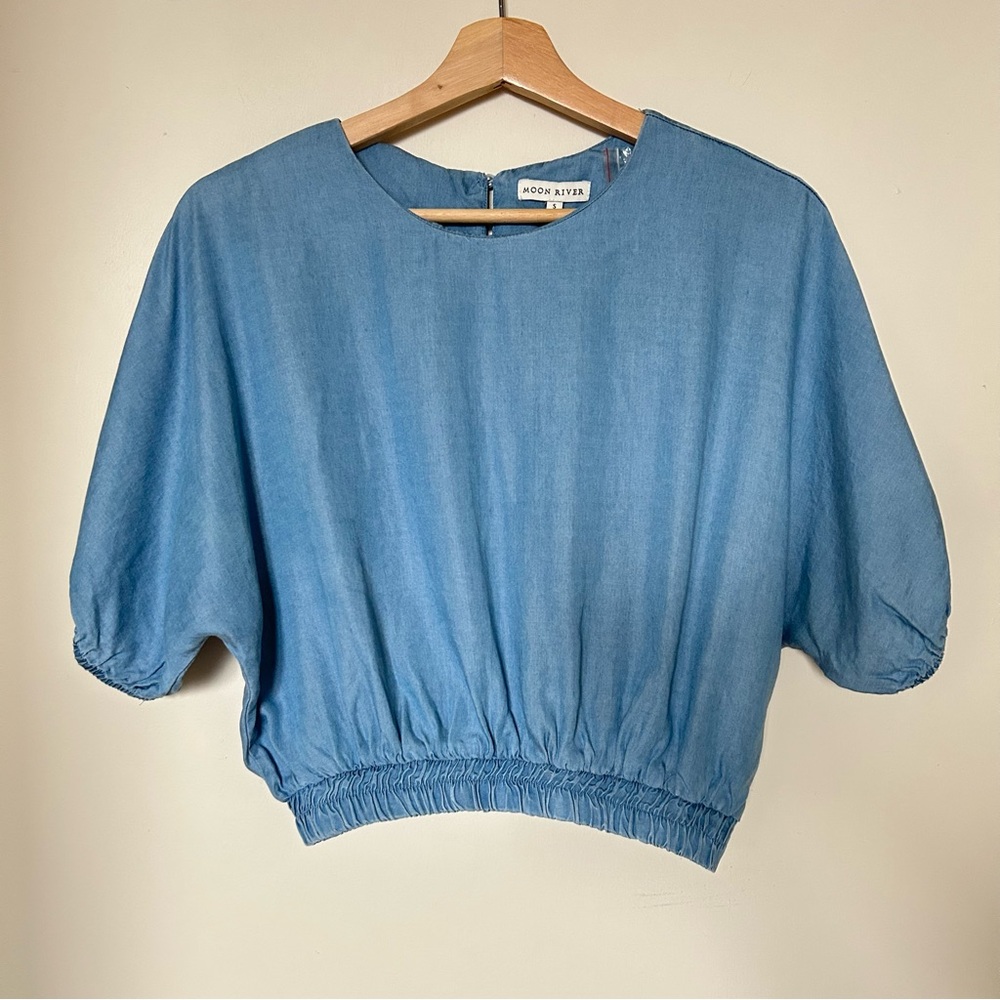 NWOT Moon River Chambray Cropped Top with Elastic Waistband, Blue